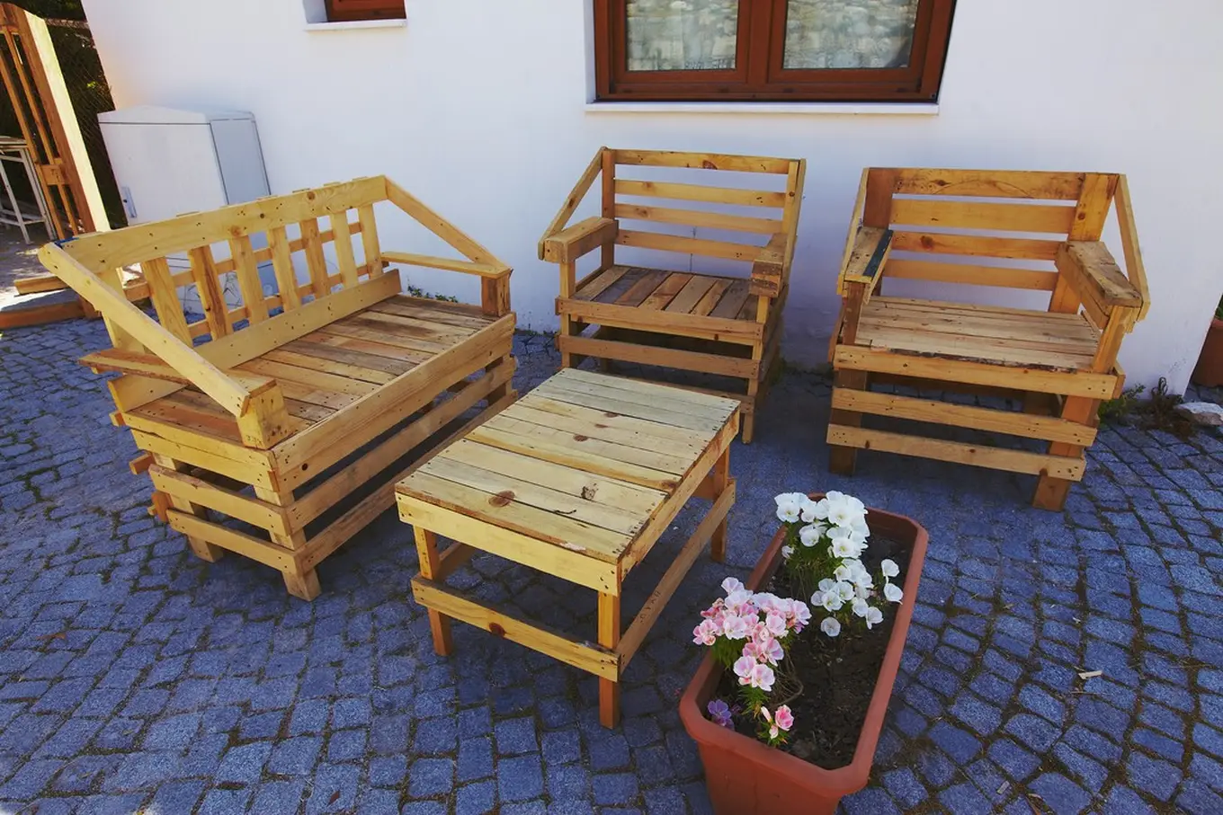 meble ogrodowe wykonane z palet